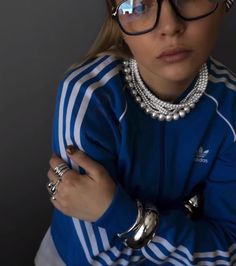 Blue Adidas Pants Outfits, Sporty Jewelry, Adidas Street Style, Looks Adidas, Street Style Outfits Casual, Styling Jewelry, Look Adidas, Cool Girl Style, Adidas Tracksuit