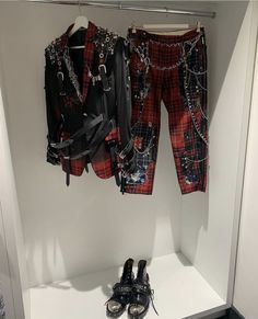 Yungblud Wallpaper, Punk Fashion Diy, Gothic Outfit, Dominic Harrison, Battle Jacket, Diy Vetement, Queer Fashion, Rocker Style