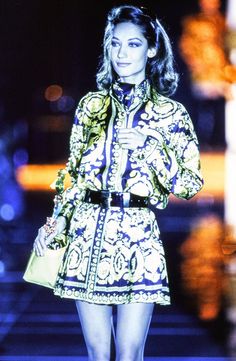 Versace Fall 1991 Ready-to-Wear Fashion Show - Marpessa Hennink Versace Design, Versace Skirt, Fashion 1990s, Versace Runway, Versace Vintage, 90s Runway, Versace Fashion