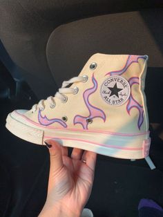 Converse Shoes Painting, Black Converse Painting Ideas, Cute Converse Shoes, Painted Converse, Painted Shoes Diy, Cute Converse, Painted Canvas Shoes, Custom Shoes Diy, Trendy Shoes Sneakers