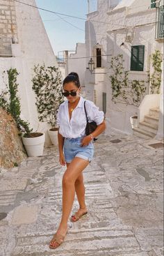 Look Short Jeans, Italy Summer Outfits, Chic Travel Outfit, Italian Summer Outfits, Denim Shorts Outfit, Summer Holiday Outfits, Style Casual Chic, Honeymoon Outfits