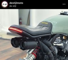 a close up of a motorcycle on a wooden floor with text above it that reads destilimoto de sipi