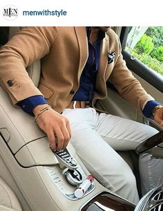 Camel Blazer, Smart Outfit, Traje Casual, Valentino Rossi, Well Dressed Men, 가을 패션, Gentleman Style