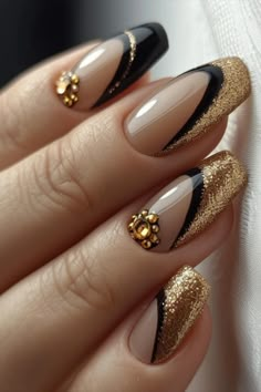 Black and Gold Nails Black Gold Nails, Fancy Nail Art, Nails Trend, Fancy Nails Designs, Gold Nail, Black Nail, Trendy Nail Design, Luxury Nails, Fancy Nails