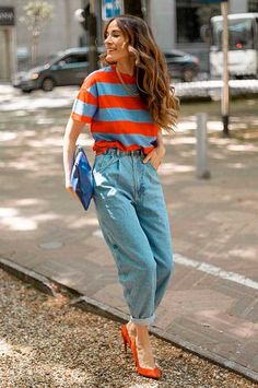 13 Looks basiquinhos com peças listradas - Guita Moda Color Jeans Outfit, Casual Colorful Outfits, Slouchy Jeans Outfit, Colorful Style Outfits, Cool Street Style, Mom Pants, Look Jean, Slouchy Jeans, Daily Fashion Inspiration