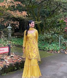 Beautiful Shalwar Design, Arab Casual Outfits, Reviling Party Outfit, 2 Piece Indian Outfit, Yellow Desi Dress, Yellow Traditional Outfits, Aesthetic Desi Fits, Mendhi Suits, Desi Outfits Aesthetic