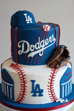 LA Dodgers Cake for the Ultimate Baseball Fan Dodgers Party Decorations, Gaming Theme Cake, La Dodgers Cake, Baseball Cake Ideas, La Dodgers Birthday Party, Dodgers Birthday Party, Dodgers Cake, Dodgers Party