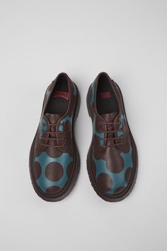 Burgundy and blue leather men's shoes with a graphic circular motif, OrthoLite® Recycled™ removable footbeds, and rubber outsoles. In 1988, we challenged the idea that shoes should be identical, designing a mismatched pair with asymmetric details — and our iconic TWINS was born. Camper Twins, Autumn Shoes Women, Camper Shoes, Autumn Winter Collection, Old Shoes, Shoes Heels Wedges, Spring Summer Collection, Boys Boots, Leather Shoes Woman