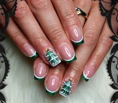 Christmas Nail Art Ideas that will make you look sharp and confident Christmas Tree Nails, Nail Tip Designs, Ideas Navideñas, French Tip Nail Designs, Tree Nails, Holiday Nail Designs, Christmas Nails Easy, Cute Christmas Nails, Christmas Gel Nails