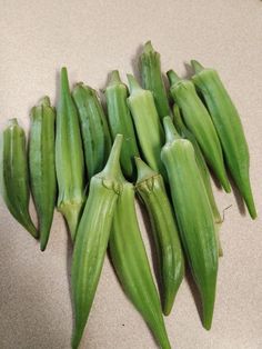 some green beans are laying on the counter