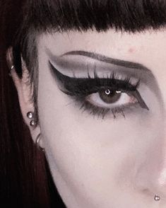 Everyday Trad Goth Makeup, Trad Goth Vampire Makeup, Simple Goth Eyeshadow, Goth Makeup School, Goth Makeup Traditional, Beginner Trad Goth Makeup, Causal Goth Makeup, Casual Trad Goth Makeup, Metal Goth Makeup