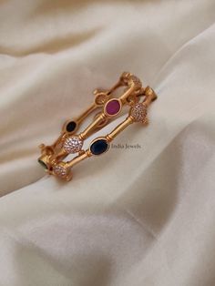 Golden Bangles, Stone Bangles, Classic Bangles, Gold Jewelry Outfits, Stone Necklace Set, Gold Bangle Set, Gold Mangalsutra Designs, Simple Bangle, Gold Mangalsutra