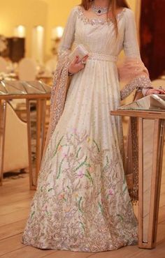 Party Wear Dress Design, Pakistani Long Dresses, Pakistani Maxi Dresses, Bridal Maxi Dress, Dresses Pakistani, Pakistani Party Wear Dresses, Party Wears, Mehndi Dresses, Walima Dress