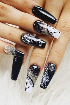 Tik tok on the clock and it’s almost midnight. Don’t let the time slip away and enjoy every second in this rich New Year’s nail design that is promised to slay it!//photocredit: @meili_lkn New Years Nail Designs Clock, New Years Eve Nail Art Designs, New Years Nails Acrylic Coffin Short, Clock Nails Design, Black Christmas Nails Acrylic, Gatsby Nails 1920s, Black And Glitter Nail Designs, New Years Gel Nails Ideas