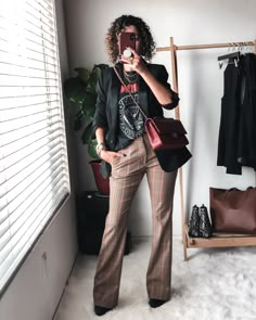 How to style flare plaid pants. Paired with a band tee and tuxedo blazer jacket, the preppy plaid gets an edgy vibe Styling Band Tees, Pants Alterations, Plaid Flare Pants, Edgy Work Outfits, Band Tee Outfits, Look Working Girl, Plaid Pants Outfit, Plaid Dress Pants, Rock Outfit