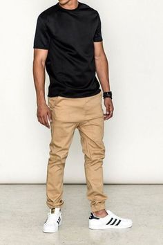 Joggers Men Outfit, Mens Joggers Outfit, Khaki Pants Outfit, Fashion Guys, Trendy Joggers, Brown Joggers, Jogger Pants Outfit, Khaki Joggers, Black Tees