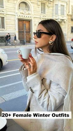 Timeless female old money winter fashion pics. Achieve effortless elegance with classic pieces that exude luxury and sophistication. City Outfits, Fashion Pictures, Old Money