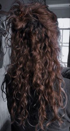 Long Curly Hair Down Wedding, Very Wavy Hairstyles, Embracing Curly Hair, One Braid Curly Hair, Irish Curly Hair, 2000s Chunky Highlights Curly Hair, Hair Looks Curly, Curly Hair With Beanie, Medium Short Curly Hair