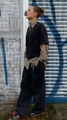 Baggy Rainy Day Outfit, European Layered Fashion, Outfits With Pinstripe Pants, Cropped Button Up Shirt Outfit Aesthetic, Tshirt Over Shirt Outfit Women, Brit Pop Aesthetic Outfits, Cool Flannel Outfits, Women Streetwear Winter, Dressy Emo Outfits