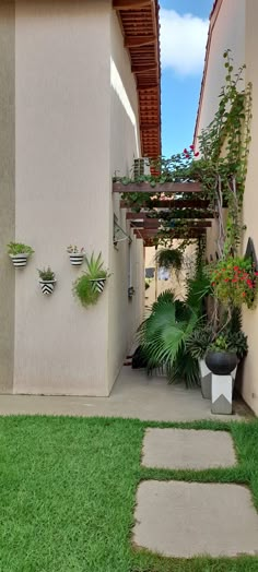 Jardim Vertical no Corredor,  Beco! Piscinas Pequeñas, Vintage Decorating Ideas, Rustic Garden Ideas, Landscaping Ideas On A Budget, Earthy Home Decor, Vintage Decorating, Front Garden Landscape, Side Yards, Earthy Home