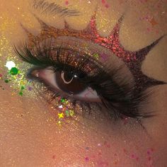 Graphic liner makeup multichrome glitter Smokey eyeshadow Spikey Makeup, Spikey Eyeliner, Elaborate Eyeliner, Liquid Eyeliner Looks Colorful, Lashes With Spikes, Earth Makeup, Clown Core, Fun Makeup, Edgy Aesthetic