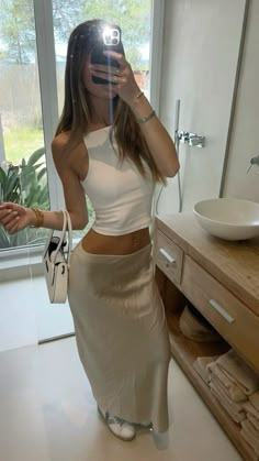 Skirts Satin, Pinterest Trends, Cocktail Party Wedding, Europe Outfits, Long Skirts, Going Out Outfits, Satin Skirt, Looks Style