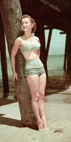 Hollywood Vacation, Oud Hollywood, 1950s Swimsuit, Retro Bathing Suits, Vintage Bathing Suits, Debbie Reynolds, Vintage Swim, Old Hollywood Stars, Vintage Swimwear