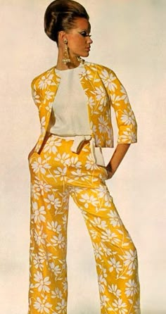 Veruschka for Vogue, January 1965 - yellow & white floral suit + white top #1960s fashion Retro Clothes, Jean Shrimpton, Craft Fashion, 1960 Fashion, Vogue Vintage, 60s 70s Fashion, Fashion 1960s, Lauren Hutton, Look Retro