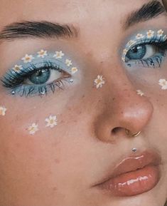 Festival Make Up, Mekap Mata, Cute Eye Makeup, Graphic Makeup, Eye Makeup Pictures, Smink Inspiration, 사진 촬영 포즈, Makijaż Smokey Eye, Eye Makeup Designs