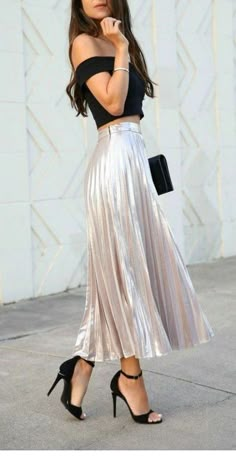 Pretty Winter Outfits, Elegant Summer Outfits, Metallic Pleated Skirt, Party Outfits Night, Silver Skirt, Party Outfits For Women, Elegante Casual, Outfit Trends, Fancy Outfits