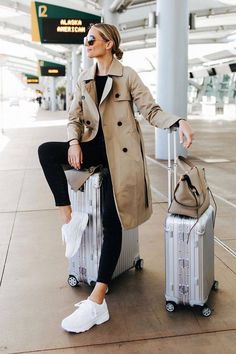 Jackson Airport, Outfit Trench, Rimowa Luggage, Reebok Aztrek, Airport Travel Outfits, Fashion Travel Outfit, Trench Coat Outfit, Airport Travel, Outfit Chic