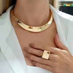 Colar dourado elegante. #colar #colaresfemininos #acessorios #acessoriosfemininos #moda #viralpost #foryoupage Neckwear Women, Jewelry Inspo, Delicate Necklace, Dainty Jewelry, Bling Jewelry, Collar Necklace, My Collection, Feminine Style, Elegant Style