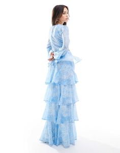 Vestido de Pretty Lavish Te lo pondrás más de una vez Cuello de pico Manga corta Cintura con aberturas Falda escalonada Cierre con cremallera en la espalda Corte estándar Beach V-neck Maxi Dress With Ruffles, Beach V-neck Ruffle Maxi Dress, Light Blue V-neck Maxi Dress For Daywear, Blue Lace V-neck Maxi Dress, Blue Embellished V-neck Maxi Dress, Pretty Lavish, Two Piece Outfits Shorts, Holiday Dress Outfit, Dress Bra