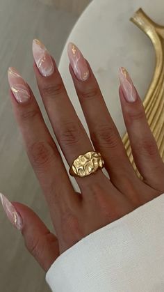 Nails inspo Almond Nails With Gold Design, Baddie Nails Almond, Elegant Gold Nails, Gold Square Nails, Classy Gold Nails, Almond Nails Elegant, Gold Almond Nails, Short Classy Nails, Acrylic Nail Designs Classy