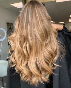 Cooper Blonde Balayage Brunettes, Dark Blonde Hair With Golden Highlights, Layered Dark Blonde Hair, Coral Beige Hair, Golden Honey Blonde Highlights, Blonde Hair For Autumn Skin Tone, Light Honey Brown Hair Color Caramel, Honey Blonde Hair Inspiration, Melir Hair Brown