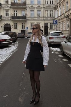 Paris Style Dress, Preppy Modern Outfits, Old Money Vs New Money Fashion, Long Skirt Outfits Classy, Pumps Heels Outfit, Black Skirt Outfit Aesthetic, Black Skirt Outfits, Parisian Chic Style, Stylish Work Attire