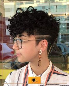 Lesbian Hair, Tomboy Haircut, Funny Hair, Short Curly Pixie, Curly Pixie Haircuts, Androgynous Hair, Tomboy Hairstyles, Short Hair Tomboy