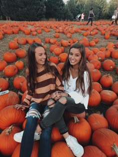 Pumpkin Patch Photoshoot, Pumpkin Patch Pictures, Fall Friends, Oki Doki, Pumpkin Patch Outfit, Best Friend Photography, Best Friend Photoshoot, Bff Photoshoot, Best Friend Photos