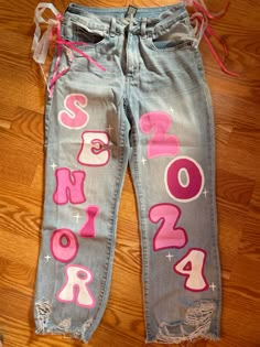 senior jeans inspo Senior Pants Overalls, Hoco Spirit Pants Ideas, Class Pants Ideas, Cute Senior Overalls, Senior Jeans Green And White, Pink And White Senior Jeans