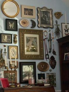 there are many pictures on the wall with frames