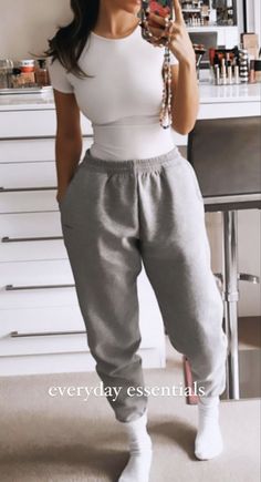 Chilled Outfit Ideas, Fall 2023 Loungewear, Casual Plain Outfits, Basic Chill Outfits, Grey Sweats Black Shirt Outfit, Casual Outfits For Errands, Lounge Work Outfit, Baddie Fall Outfits 2023, Prison Visit Outfit Ideas Women