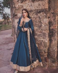 Dress Style Pakistani, Pakistani Bridal Hairstyles, Pakistani Women Dresses, Pakistani Formal Dresses, Tail Dress, Chic Maxi Dresses, Womens Trendy Dresses, Stylish Short Dresses, Pakistani Fancy Dresses