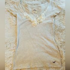 Size Xs Never Worn! Light Gray/Cream Rosette/Lace Detail At Neckline Vintage Hollister, Hollister Crop Tops, Hollister Tank Tops, Ruffle T Shirt, Grey Long Sleeve Shirt, Style Savvy, Flowy Tank Tops, Junior Outfits, Hollister Tops