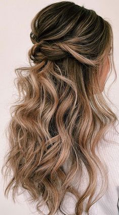 34. Textured half up half down Half up half down hairstyles will never go out of style. They are one of the most popular... Half Pony Hairstyles, Bridesmaid Hair Inspo, Brown Hair Inspiration, Rambut Brunette, Wedding Hair Up