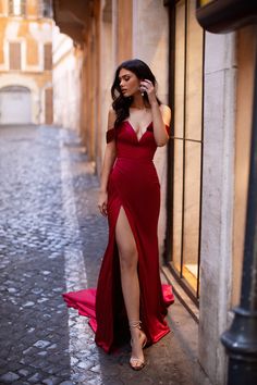 Red Dresses Photoshoot, Gown Poses For Women, Poses For Gown Dress, Formal Dress Photoshoot Photo Ideas, Long Gown Poses, How To Pose In A Long Dress, Formal Dress Poses, Prom Dress Poses