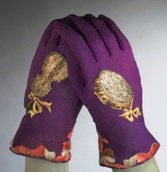 КЛАССИКА МОДЫ. ЭЛЬЗА СКИАПАРЕЛЛИ: la_gatta_ciara Schiaparelli Accessories, Jeanne Paquin, Purple Gloves, Antique Accessories, Elsa Schiaparelli, Gloves Design, 20th Century Fashion, Music Collection