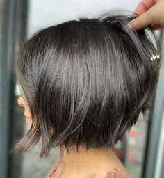 Fresh Graduated Chin-Length Bob Graduated Bob With Bangs, Chin Length Hair With Bangs, Thicken Fine Hair, Shaggy Bob Hairstyles, Chin Length Haircuts, Messy Haircut, Chin Length, Straight Blonde Hair, Chin Length Bob