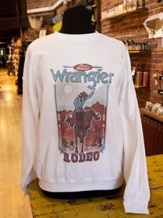 t-shirt Cute Western Tops, Dolly Sweatshirt, Western Shopping, Edgy Cowgirl, Western Closet, Willie Nelson Shirt, Western Shirts For Women, Roma Style, Backwoods Barbie