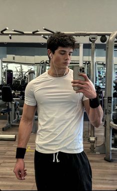 Gym Selfie Men, Aesthetic Outfits Men Black, Gym Body Men, Gym Men Aesthetic, Gym Aesthetic Outfits, Gym Poses, Aesthetic Abs