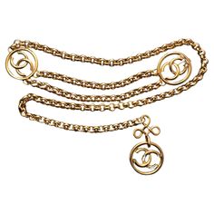 This vintage CHANEL chain belt is crafted of sturdy gold toned chains featuring a massive CC clover charm. Adjustable hook fastening. Chain measures approximately 42 inches (106.5 cm) Wearable length up to 39 inches (99 cm) clover charm 3 inches (7.6 cm). Stamped Chanel 93P made in France. Comes with box. Condition - Excellent vintage condition with minimal signs of wear Chanel Chain Belt, Chanel Chain, Clover Charm, Chanel Vintage, Chanel Belt, Vintage Belts, Chain Belt, Vintage Chanel, Vintage Stil